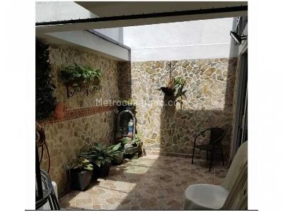 Casa de 5 alcobas en venta en Loma De Los Bernal, Medellín, 165 m² · foto 5 de 17