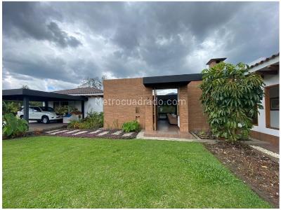 Casa de 4 alcobas en venta en San Antonio De Pereira, Rionegro, 458 m² · foto 2 de 13