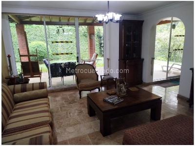 Casa de 3 alcobas en venta en Loma Benedictinos, Envigado, 417 m² · foto 2 de 20
