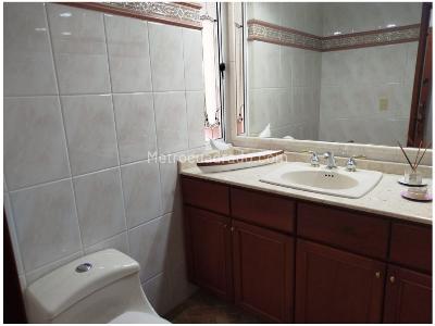 Casa de 3 alcobas en venta en Loma Benedictinos, Envigado, 417 m² · foto 7 de 20