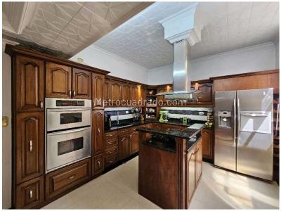 Casa de 5 alcobas en venta en El Poblado, Medellín, 400 m² · foto 2 de 20