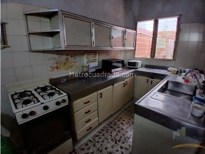 Casa de 5 alcobas en venta en Boston, Medellín, 215 m² · foto 5 de 20