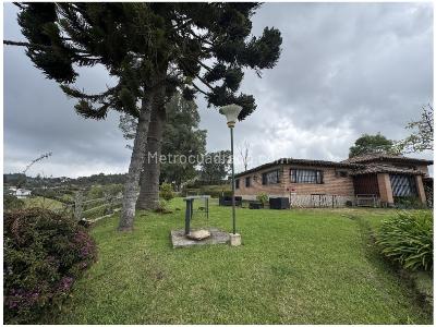 Casa de 4 alcobas en venta en Santa Elena, Medellín, 200 m² · foto 2 de 17