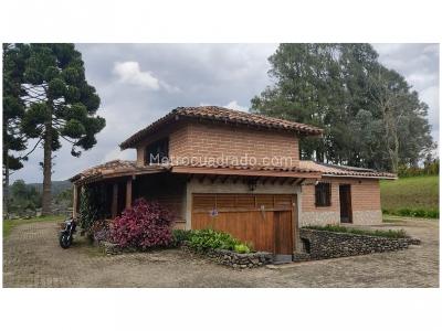 Casa de 4 alcobas en venta en Santa Elena, Medellín, 200 m² · foto 3 de 17