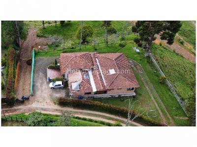 Casa de 4 alcobas en venta en Santa Elena, Medellín, 200 m² · foto 16 de 17