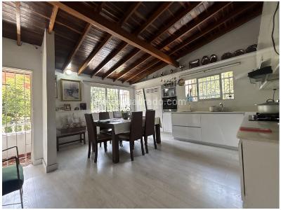 Casa de 5 alcobas en venta en Laureles, Medellín, 212 m² · foto 2 de 19