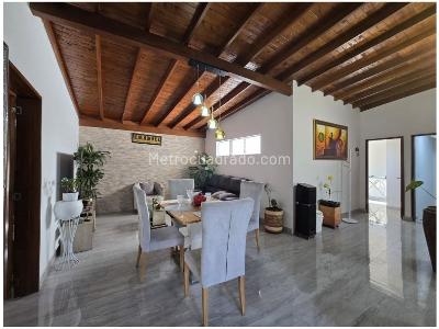 Casa de 3 alcobas en venta en Lorena, Medellín, 143 m² · foto 2 de 12