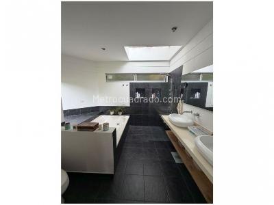 Casa de 4 alcobas en venta en Loma Del Escobero, Envigado, 223 m² · foto 8 de 13