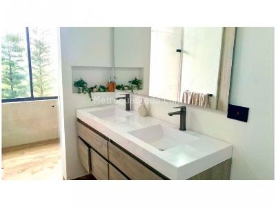 Casa de 3 alcobas en venta en Loma Del Escobero, Envigado, 260 m² · foto 7 de 9