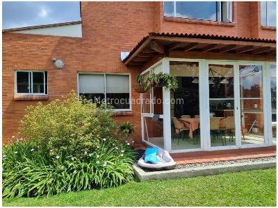 Casa de 4 alcobas en venta en Loma Del Escobero, Envigado, 360 m² · foto 2 de 7