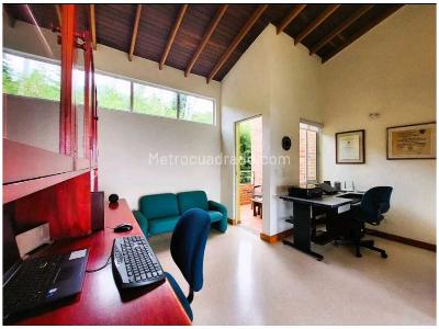 Casa de 5 alcobas en venta en Loma Del Escobero, Envigado, 330 m² · foto 11 de 19