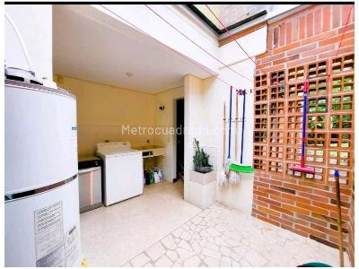 Casa de 5 alcobas en venta en Loma Del Escobero, Envigado, 330 m² · foto 8 de 19