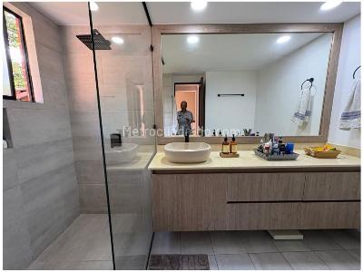 Casa de 3 alcobas en venta en El Poblado, Medellín, 227 m² · foto 13 de 14