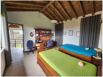 Casa de 3 alcobas en venta en Loma Del Escobero, Envigado, 260 m² · foto 10 de 12