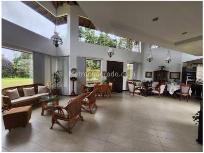 Casa de 3 alcobas en venta en Loma Del Escobero, Envigado, 260 m² · foto 2 de 12