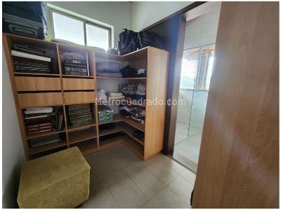 Casa de 3 alcobas en venta en Loma Del Escobero, Envigado, 260 m² · foto 3 de 12
