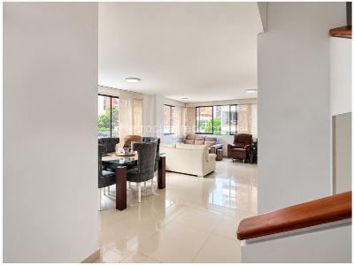 Apartamento de 3 alcobas en venta en Laureles, Medellín, 149 m² · foto 3 de 9