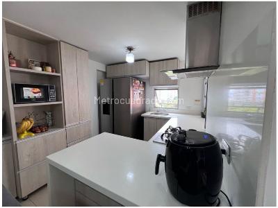 Apartamento de 3 alcobas en venta en Loma De Las Brujas, Envigado, 92 m² · foto 2 de 20