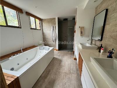 Apartamento de 2 alcobas en venta en El Poblado, Medellín, 447 m² · foto 2 de 12