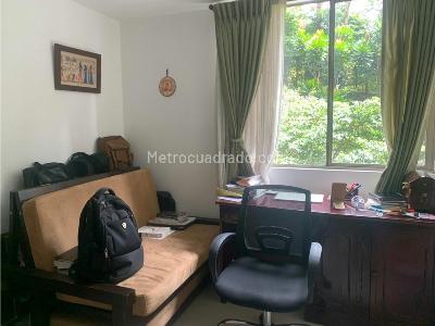 Apartamento de 3 alcobas en venta en Loma De Los Bernal, Medellín, 94 m² · foto 2 de 10