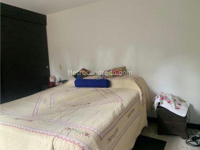 Apartamento de 3 alcobas en venta en Loma De Los Bernal, Medellín, 94 m² · foto 5 de 10