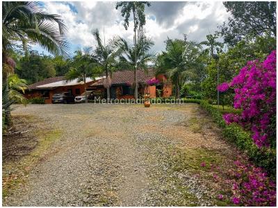 Casa de 4 alcobas en venta en Loma Del Escobero, Envigado, 250 m² · foto 2 de 19