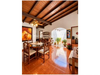 Casa de 3 alcobas en venta en La Almeria, Medellín, 201 m² · foto 2 de 12