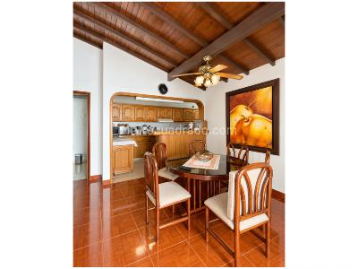 Casa de 3 alcobas en venta en La Almeria, Medellín, 201 m² · foto 3 de 12