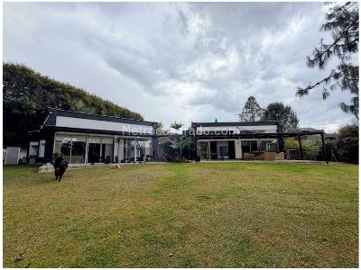 Casa de 4 alcobas en venta en Loma Del Escobero, Envigado, 223 m² · foto 11 de 13