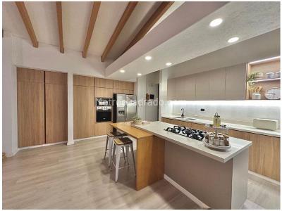 Casa de 3 alcobas en venta en Loma Del Escobero, Envigado, 300 m² · foto 2 de 20