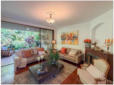 Casa de 3 alcobas en venta en Altos Del Poblado, Medellín, 218 m² · foto 2 de 18