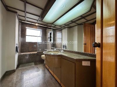 Apartamento de 4 alcobas en venta en Loma Del Campestre, Medellín, 340 m² · foto 13 de 15