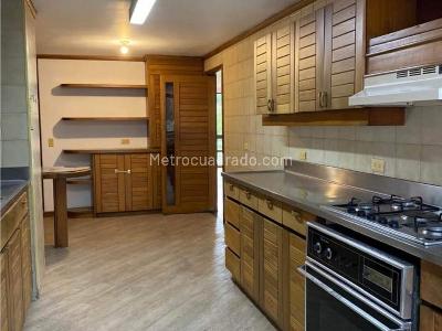 Apartamento de 3 alcobas en venta en Castropol, Medellín, 250 m² · foto 7 de 13