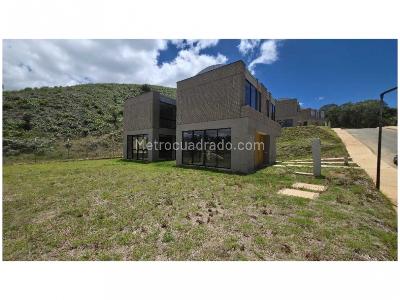 Casa de 2 alcobas en venta en Loma Del Escobero, Envigado, 1501 m² · foto 3 de 20