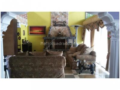 Casa de 5 alcobas en venta en Las Palmas, Medellín, 500 m² · foto 3 de 9