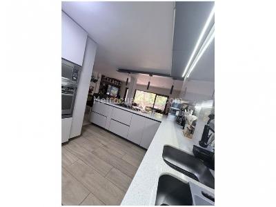 Casa de 4 alcobas en venta en Loma Del Escobero, Envigado, 250 m² · foto 2 de 17