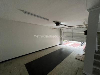 Casa de 4 alcobas en arriendo en Conquistadores, Medellín, 300 m² · foto 2 de 13
