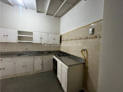 Casa de 4 alcobas en arriendo en Conquistadores, Medellín, 300 m² · foto 3 de 13