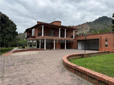 Casa de 5 alcobas en venta en Belvedere, Medellín · foto 2 de 20