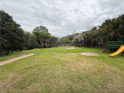 Casa de 5 alcobas en venta en Belvedere, Medellín · foto 3 de 20