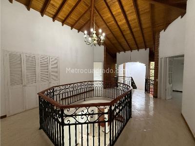 Casa de 5 alcobas en venta en Belvedere, Medellín · foto 16 de 20