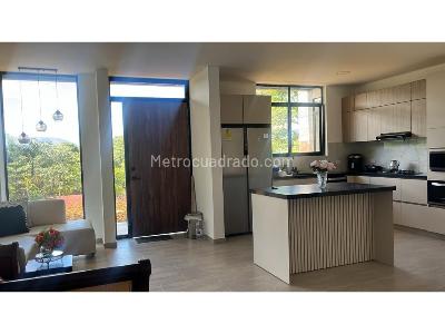 Casa de 4 alcobas en venta en Copacabana, Medellín · foto 2 de 5