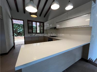 Casa de 5 alcobas en arriendo en Loma Las Brujas Envigado, Medellín, 700 m² · foto 2 de 14