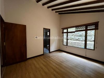 Casa de 5 alcobas en arriendo en Loma Las Brujas Envigado, Medellín, 700 m² · foto 3 de 14