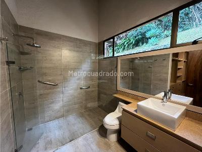 Casa de 5 alcobas en arriendo en Loma Las Brujas Envigado, Medellín, 700 m² · foto 6 de 14