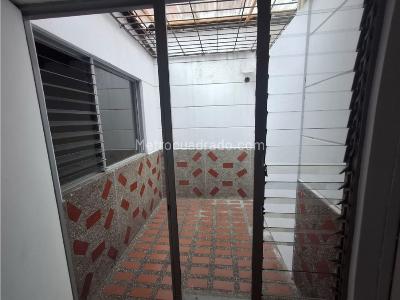 Casa de 5 alcobas en venta en Laureles, Medellín, 2000 m² · foto 9 de 17