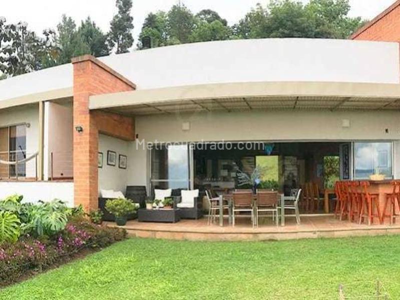 Casa Campestre de 4 Alcobas y 5 Baños cerca a Las Palmas en Medellín - 2
