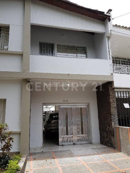 Casa Esquinera Doble en Arriendo en Laureles - 2