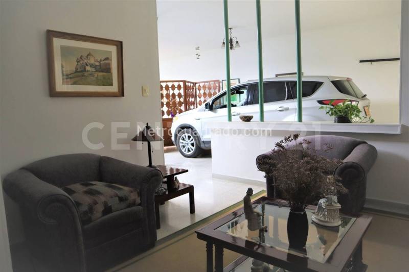 Casa Esquinera Doble en Arriendo en Laureles - 3