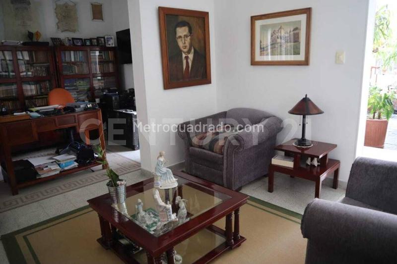 Casa Esquinera Doble en Arriendo en Laureles - 6